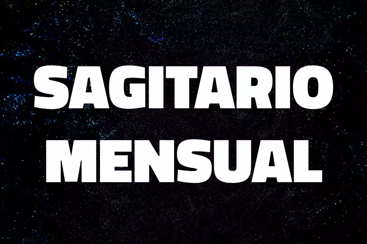 Texto Sagitario Mensual en letras blancas sobre un fondo de estrellas negras
