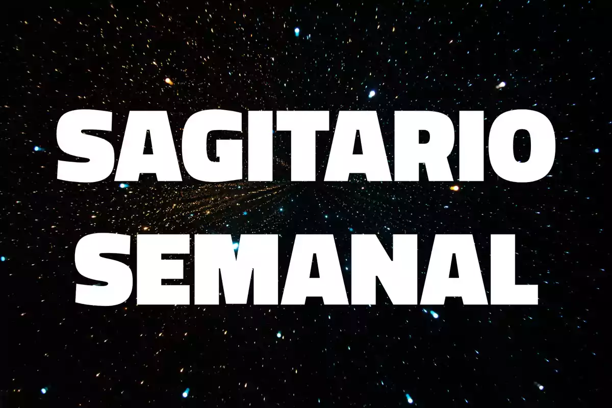 Texto Sagitario Semanal en letras grandes blancas sobre un fondo de estrellas en el espacio